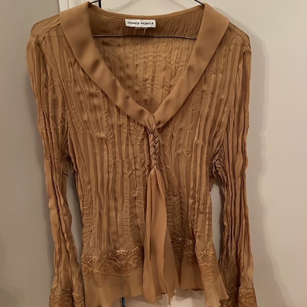 Michele Michelle bohemian gold crinkly pleated long sleeved top. Size M in EUC